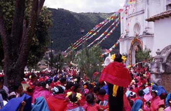 Celebración ante la iglesia de Zinacantán en las fiestas patrona