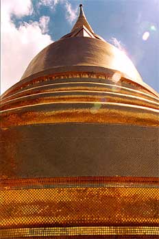 Stupa dorada con reflejo de sol, Tailandia