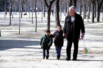 Abuelo con nietos