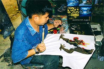 Decoración de telas en mercado de artesanos, Chiang Mai, Tailand