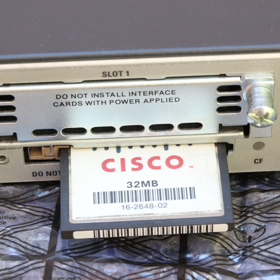 Instalación de tarjeta con firmware específico para router Cisco 1841