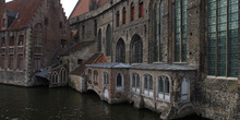 Vista de un canal típico de Brujas, Bélgica