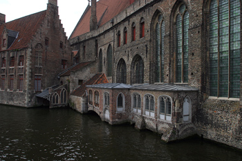 Vista de un canal típico de Brujas, Bélgica
