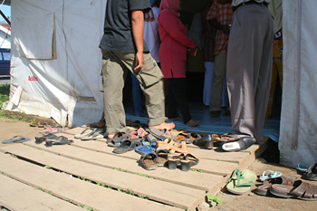Entrada a la clínica de Cruz Roja, Melaboh, Sumatra, Indonesia