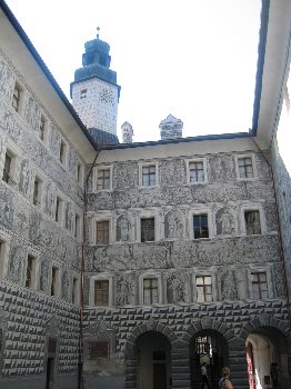 Patio interior del Castillo Ambrás