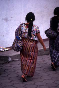 Mujer con el traje tradicional en Santiago Atitlán, Guatemala