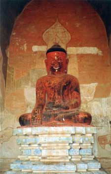 Buda sentado en Bagan, Myanmar