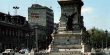 Escultura de piedra situada en una plaza