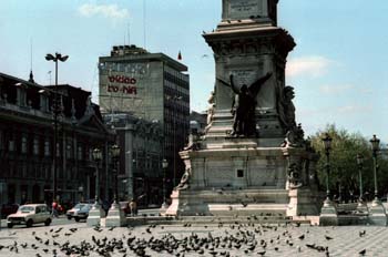 Escultura de piedra situada en una plaza