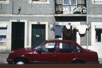 Coche estacionado a la puerta de varias viviendas