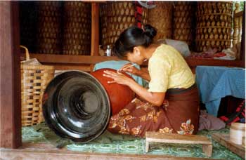 Taller de lacado en Myanmar