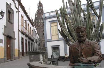 Calle y catedral de Arucas