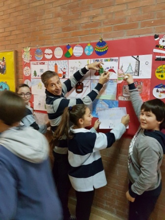 Decorando pasillos del pabellón 3 por Navidad 11