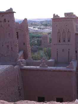 Vista entre las torres de una fortaleza, Ait Benhaddou, Marrueco