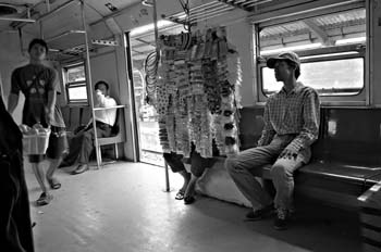 Interior de un vagón de tren, Indonesia