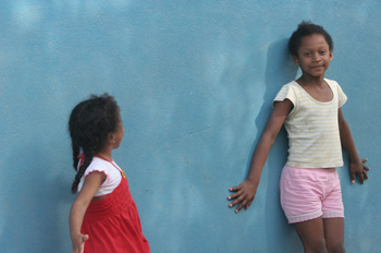 Niños de Quilombo delante de la escuela del pueblo, Sao Paulo, B