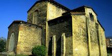 Vista desde el sureste de la fachada de San Julián de los Prados