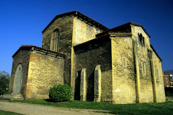 Vista desde el sureste de la fachada de San Julián de los Prados