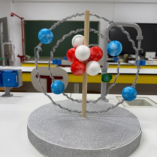 Maqueta de un átomo de berilio según el modelo atómico de Bohr