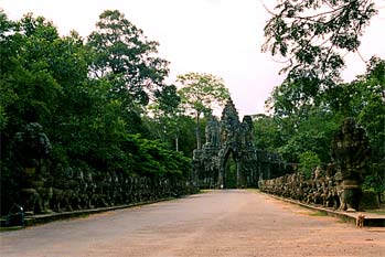 Carretera camboyana con hidras apostadas a los lados, Camboya