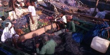 Pescadores en el puerto de Hodeidah, Yemen