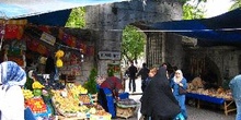 Venta de frutas fuera de Fatih Camii, Estambul, Turquía
