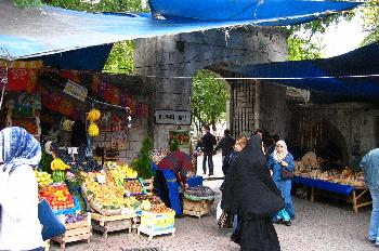 Venta de frutas fuera de Fatih Camii, Estambul, Turquía