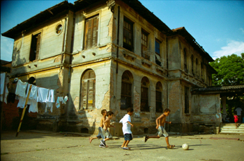 Partido de fútbol, favelas de Sao Paulo, Brasil