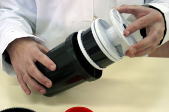 Introduciendo el conjunto en el tanque (a oscuras)