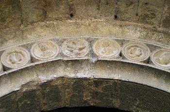 Detalles de piedra labrada de la Iglesia de Santa María de Porqu