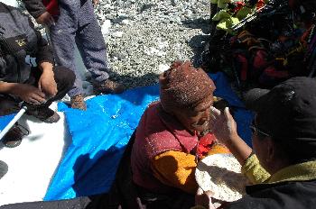 Bendición de los miembros de la expedición con harina II