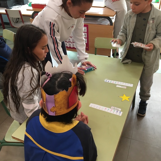 Buddies: 5 años y sexto enseñando a jugar. 1