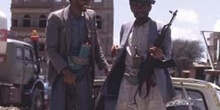 Dos hombres armados en un mercado de qat, con jambia, Yemen