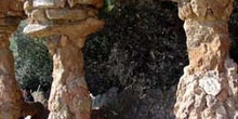 Columnas ornamentadas con vegetación, Parque Güell, Barcelona