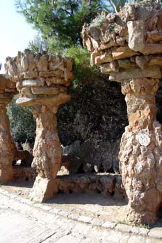 Columnas ornamentadas con vegetación, Parque Güell, Barcelona