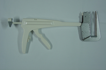 Aparato para suturar estómago e intestinos