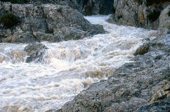 Corriente de un río en el Barranco de Tamara, Huesca