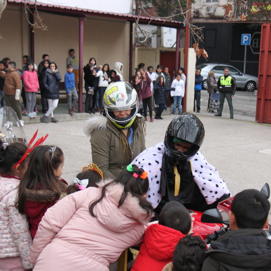 Visita de sus Majestades los Reyes Magos al colegio Luis Bello en moto 2018 21