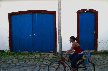 Mujer montando en bicicleta, Paraty, Rio de Janeiro, Brasil