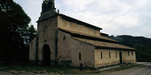 Vista de conjunto de la iglesia de San Salvador de Priesca, Vill