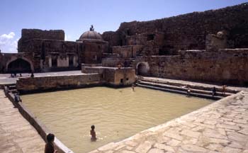 Niños bañándose en una cisterna de Thulla, Yemen