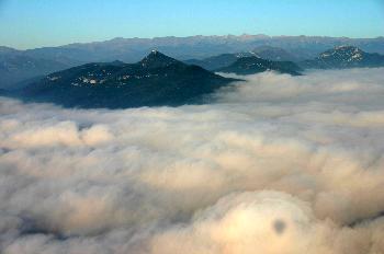 Montañas del Prepirineo catalán en nubes, Cataluña