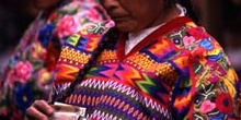 Vendedora con traje tradicional en el mercado de Antigua, Guatem