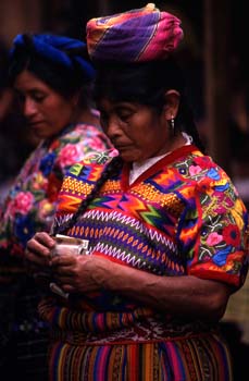 Vendedora con traje tradicional en el mercado de Antigua, Guatem