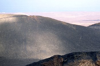 Vista del mar desde arriba de un pico