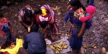 Mujeres comprando mazorcas en el mercado de Chichicastenango, Gu