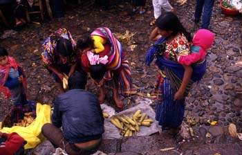 Mujeres comprando mazorcas en el mercado de Chichicastenango, Gu