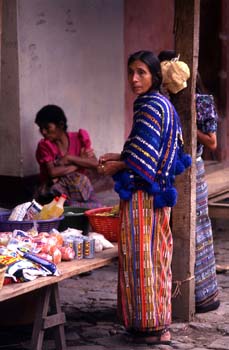 Mujer comprando en el mercado de San Pedro La Laguna, Guatemala
