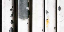 Verja a la que le faltan trozos de pintura