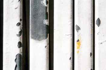 Verja a la que le faltan trozos de pintura